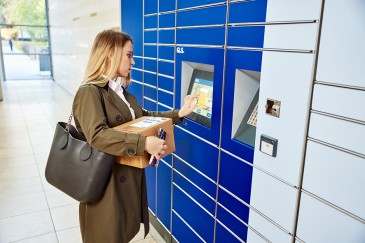Paketversand Deutschland nach Österreich Kundin vor Paketbox