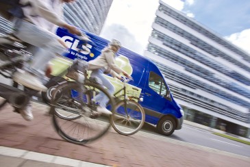 Versand nach Deutschland - Zustellfahrzeug von GLS in der City