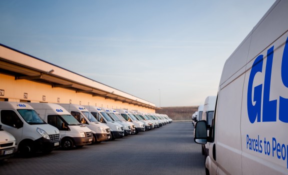 GLS Zustellfahrzeuge entlang der Tore