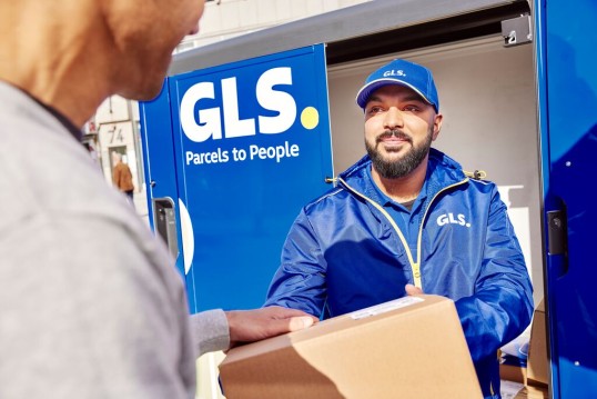 GLS chauffeur levert aan de deur van de bestemmeling