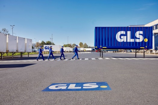 Employés GLS à l'extérieur du dépôt