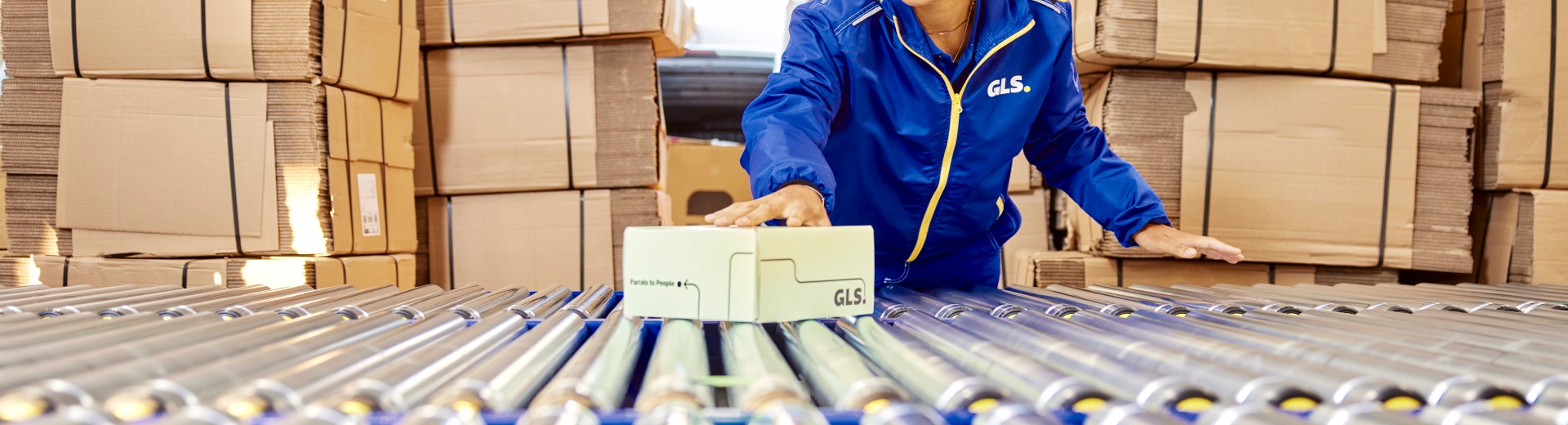 Rullahihna ja pahvilaatikoita taustalla 