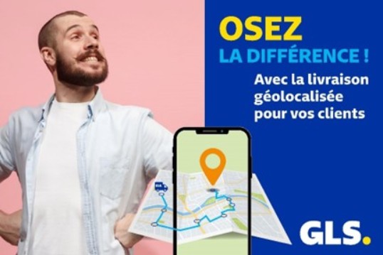 Homme souriant avec un smartphone montrant une carte géolocalisée, mettant en avant la solution de livraison géolocalisée de GLS pour améliorer l'expérience client.