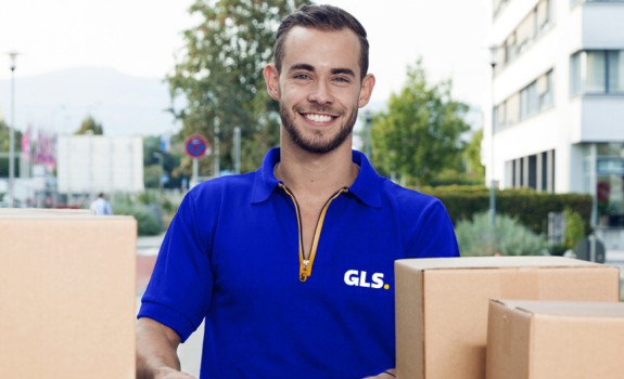 Chauffeur GLS France souriant décharge colis arrière camion