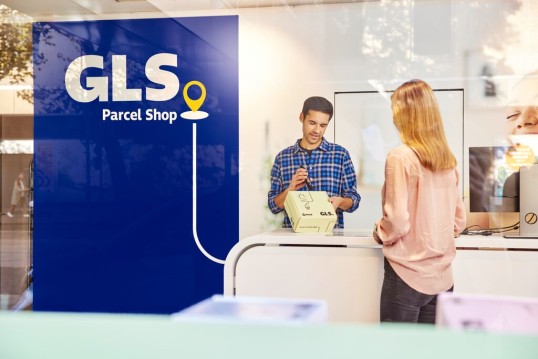 A person picks up his parcel at a GLS Relay.