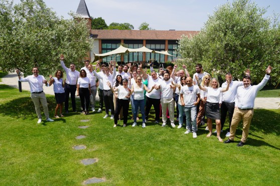 Group of employees gathered outdoors during a seminar or professional development programme, illustrating career development pathways and talent growth at GLS France.