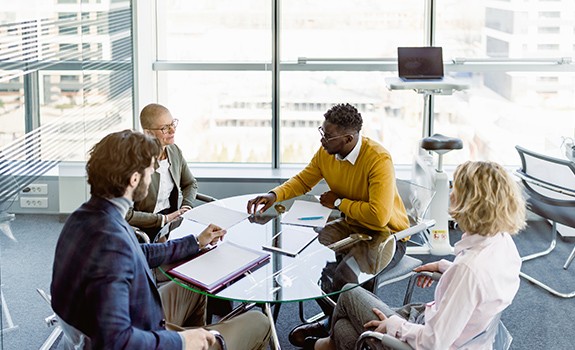 persone dell'ufficio legale riunite al tavolo