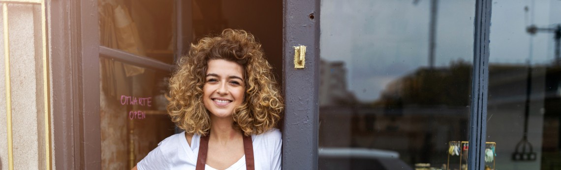 GLS klant staat voor de etalage van haar shop