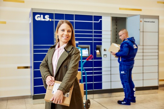 Customer and employee at GLS Locker