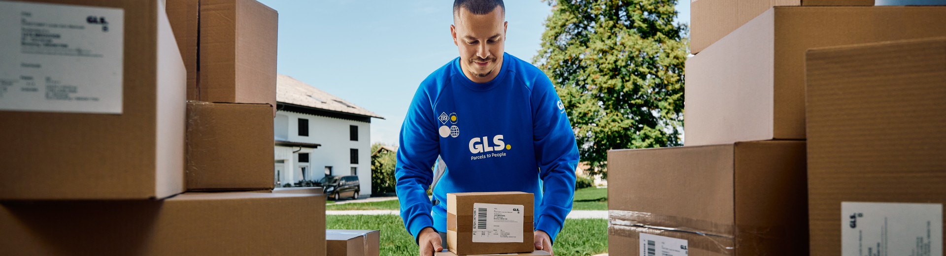 GLS kurir pobira pakete v vozilu